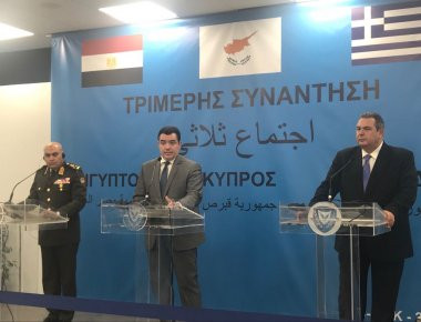 Η φωτογραφία με τον δακρυσμένο Εύζωνα που χάρισε ο Π. Καμμένος στον Αιγύπτιο ΥΠΑΜ & η 3μερής θαλάσσια επιτήρηση (φωτό)